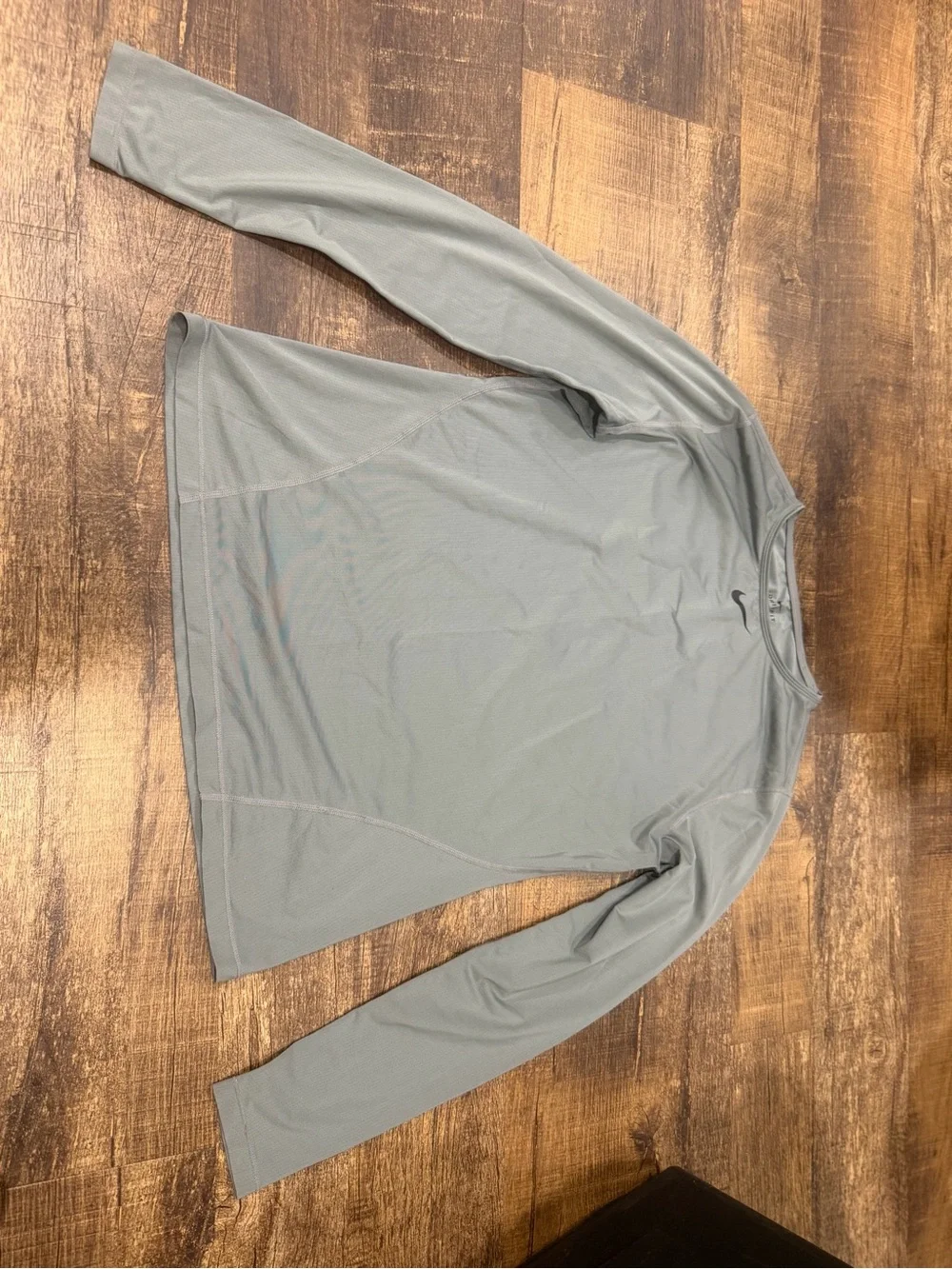 Nike womens Long-Sleeve Crew Shirt - Light Gray